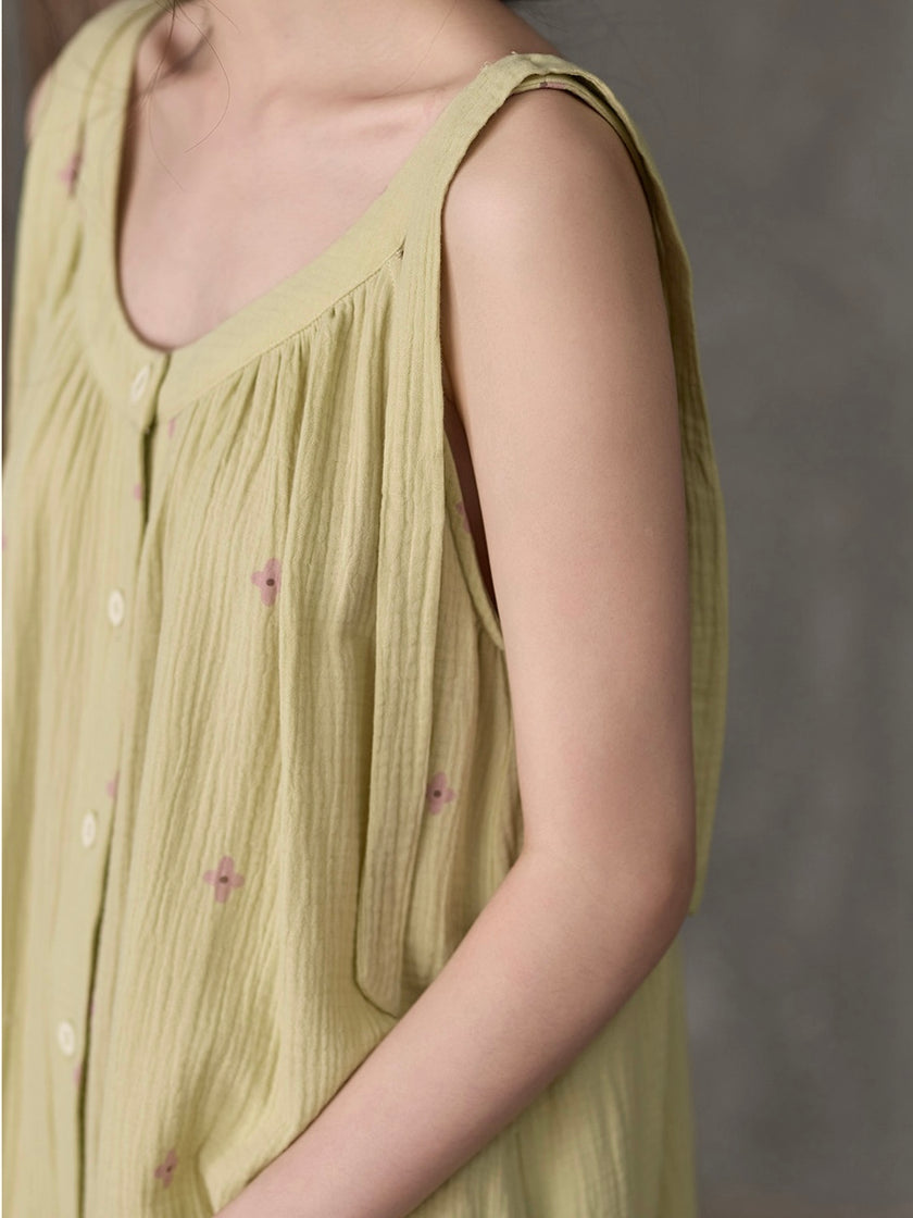 Cotton gauze nightgown button detail