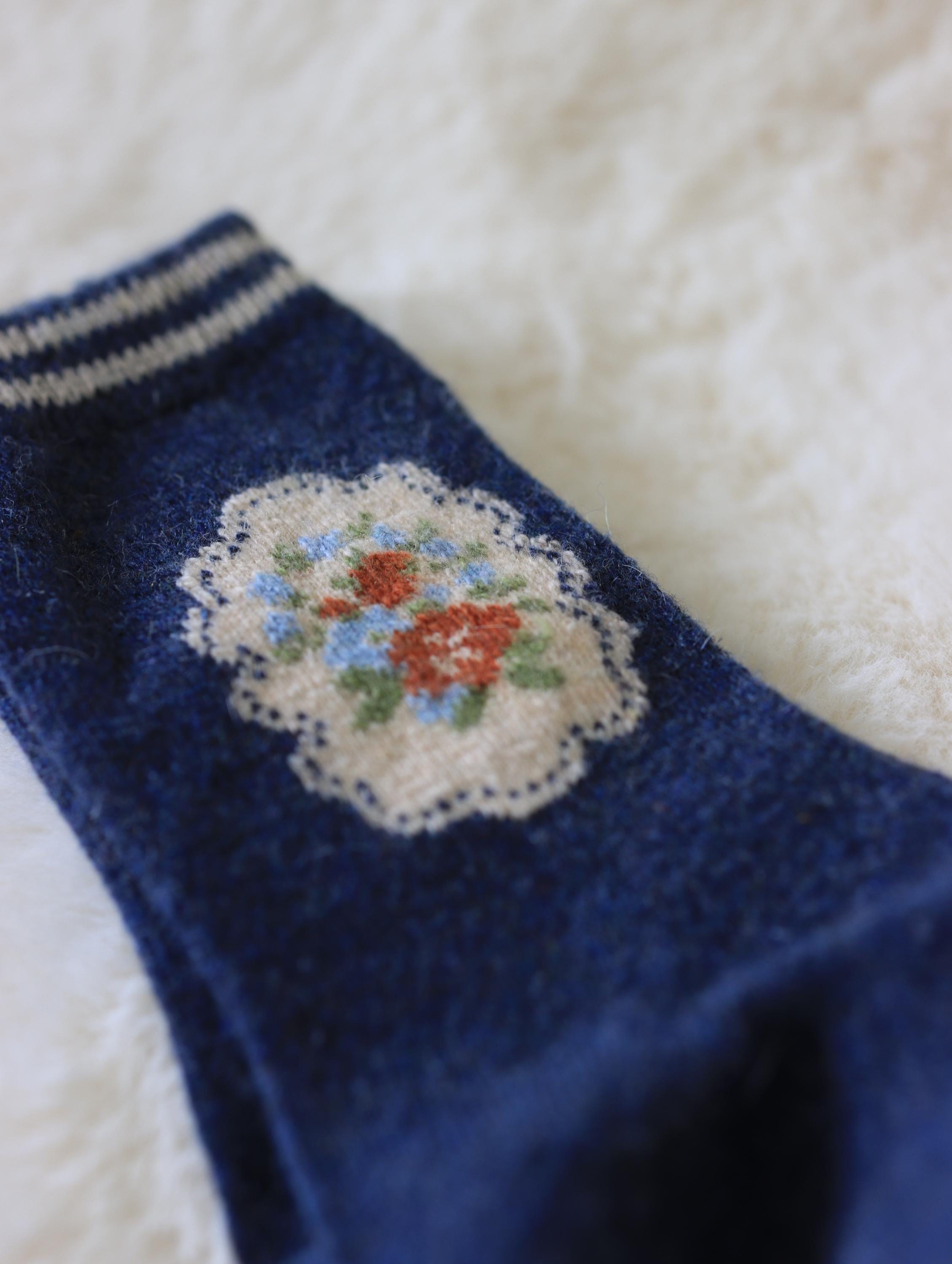 Lian Loungewear vintage floral knit wool socks in a gift box, cozy winter crew style, cotton blend, perfect for Mother’s Day.