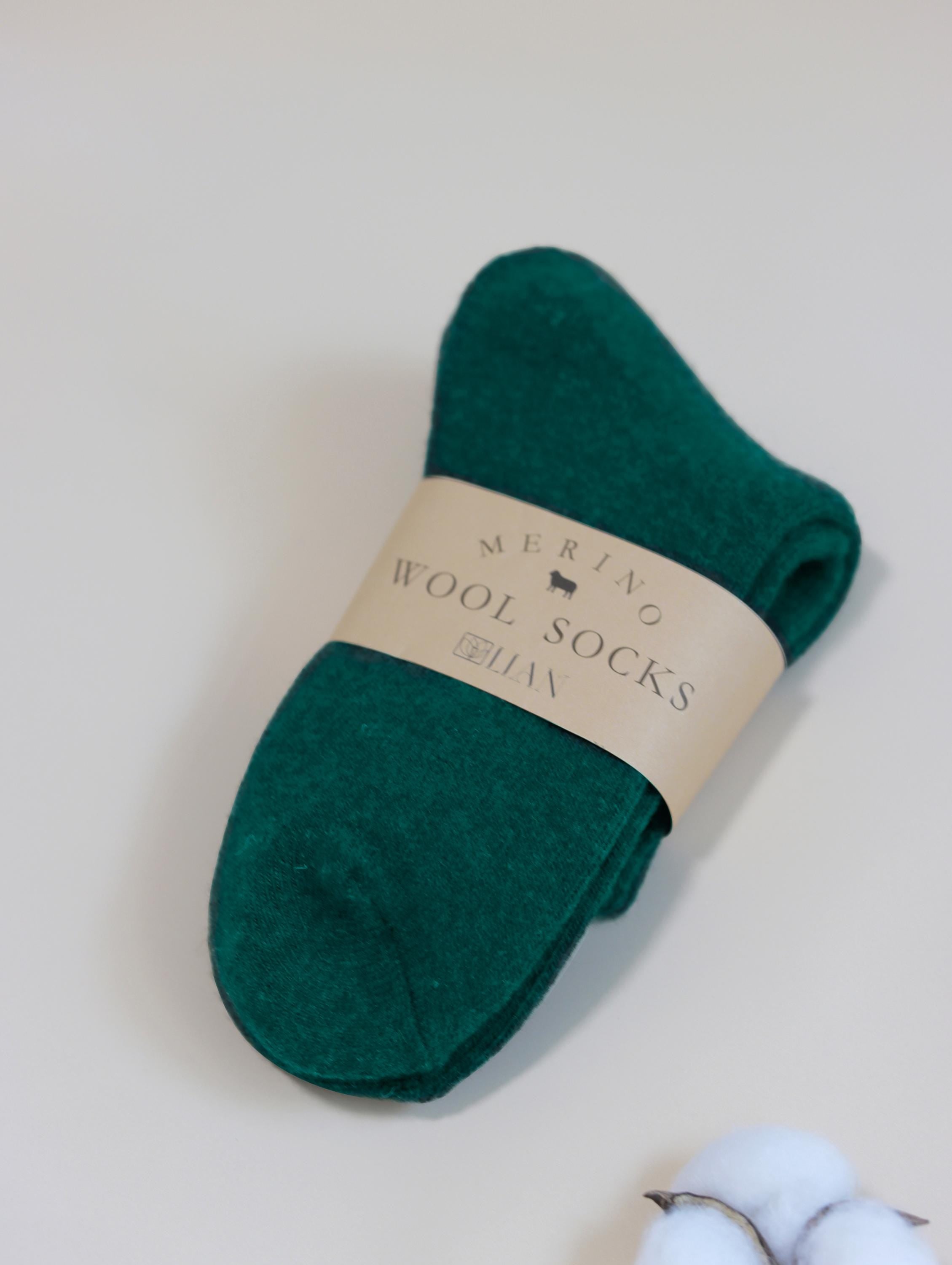 Lian Loungewear 98% Merino Wool Socks gift box set, soft and warm thermal winter socks for men and women, grey color.