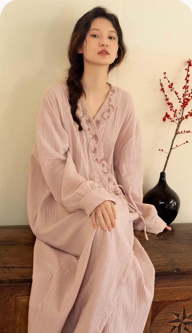 Lian Loungewear Japanese kimono robe with embroidered design, made of soft cotton gauze for a comfortable, stylish look