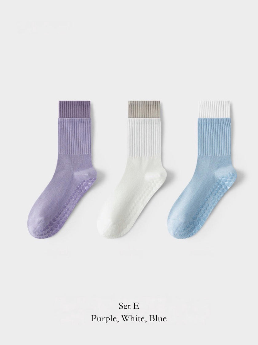 Pink Lian Loungewear Pilates grip socks with cotton material, relaxed fit, non-slip soles, suitable for yoga, barre, and workout activities.