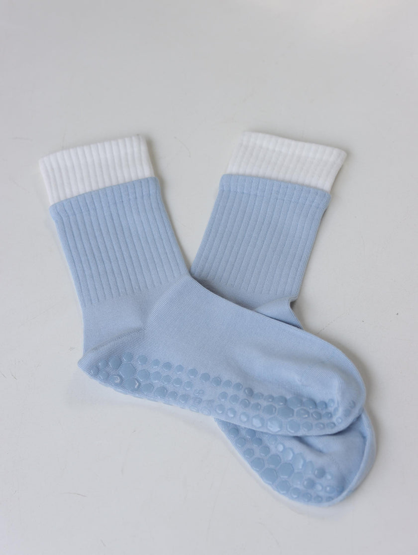 Pink Lian Loungewear Pilates grip socks with cotton material, non-slip soles, relaxed fit for yoga, barre, and workout sessions.