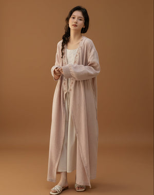Lian Loungewear Japanese kimono robe made of embroidered cotton gauze with intricate floral embroidery, relaxed fit and lightweight fabric.